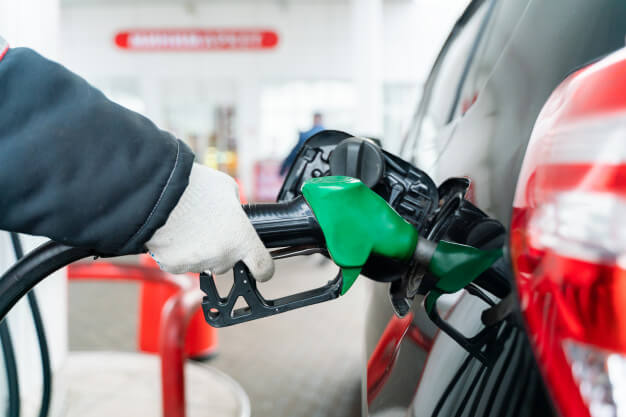 Image of person filling up their car with E10 or E5 unleaded fuel